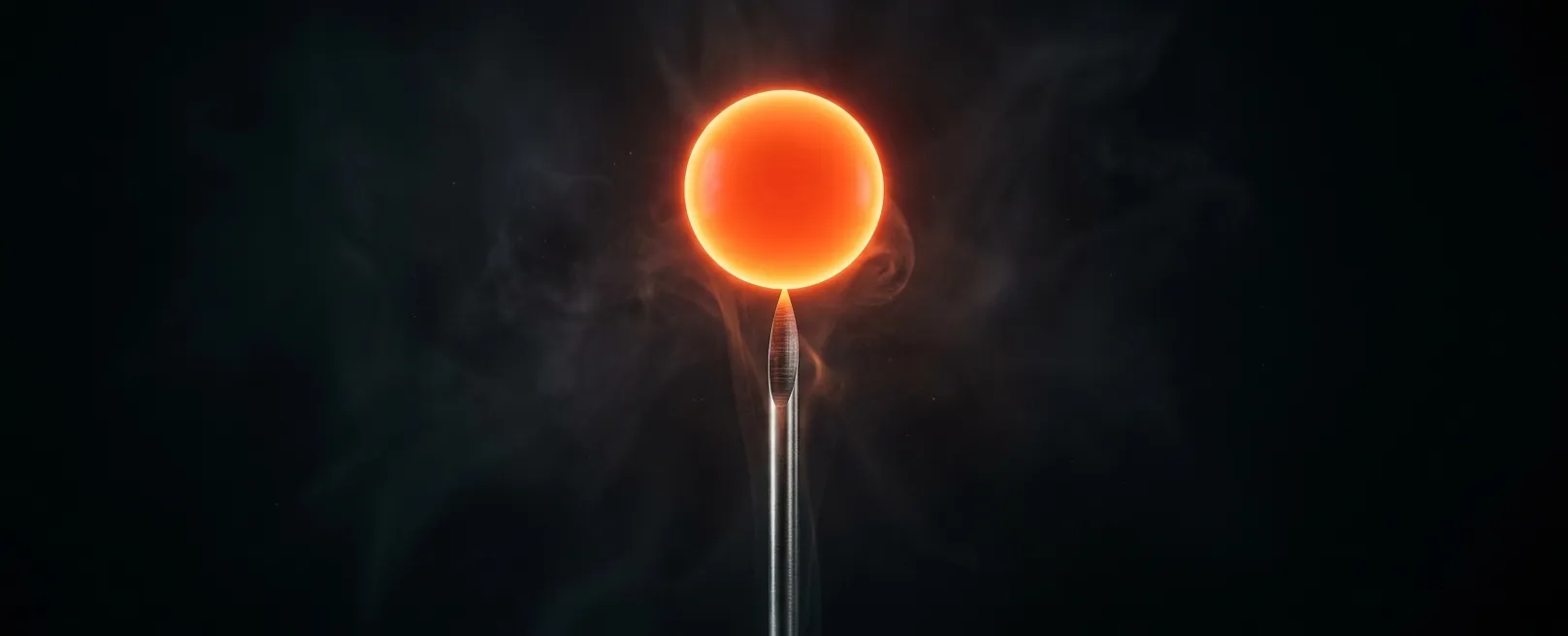 Одиночная идеально гладкая оранжевая сфера, балансирующая на острие иглы