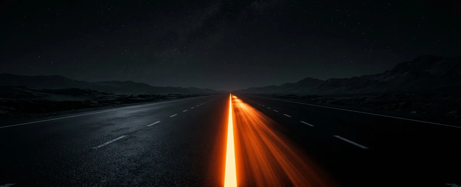 Бесконечная пустая автострада, освещенная одной неоновой линией